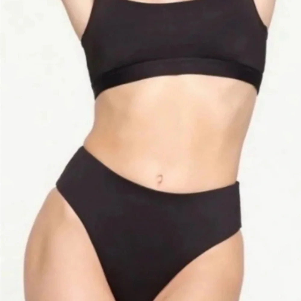 SKIMS Signature Swim Mid Waist Bottom / Size M / NWT &‎ Liner in tact